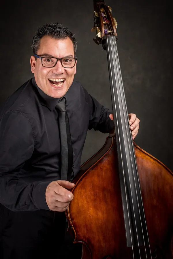 Daniel Gueli mit seinem Kontrabass